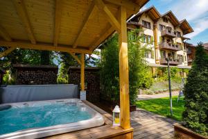 Κήπος έξω από το Alpenrose Hotel and Gardens