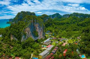 eine Luftansicht eines Dorfes vor einem Berg in der Unterkunft Diamond Cave Resort in Railay Beach