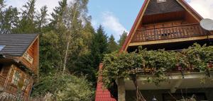 una casa con un balcón en el lateral. en willa Partykówka, en Poręba Wielka