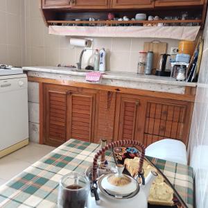 - une cuisine avec une table et une théière dans l'établissement Portakal Çiçeği, à Sefaçamlık