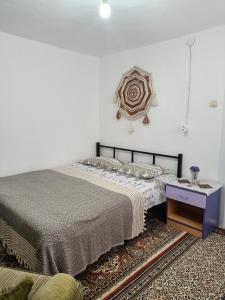 - une chambre avec un grand lit et une table dans l'établissement Portakal Çiçeği, à Sefaçamlık