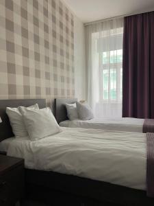 プラハにあるホテル レジデンス スパレナのベッドルーム1室(ベッド2台、窓付)