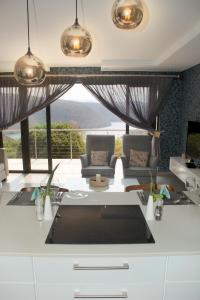 un soggiorno con divano e tavolo di Impecto Guest House a Jozini