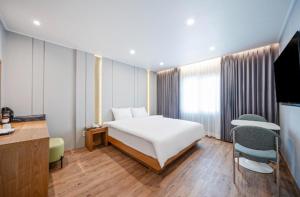 سرير أو أسرّة في غرفة في Hotel Langsam