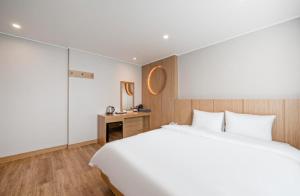 سرير أو أسرّة في غرفة في Hotel Langsam