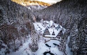 una vista aérea de un lodge de esquí en la nieve en Jelenia Struga MEDICAL SPA Hotel dla dorosłych, en Kowary