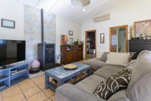 un soggiorno con divano e TV di Casa Lea ad Alcalalí