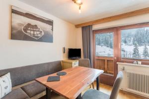 ein Wohnzimmer mit einem Tisch und einem Sofa in der Unterkunft Schwüwong - Apartment 01 in Kelchsau