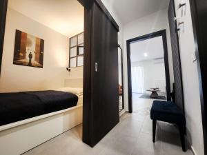 um quarto com uma cama e uma porta preta em B130 "Cosmic Harbor" Apartment em Budapeste