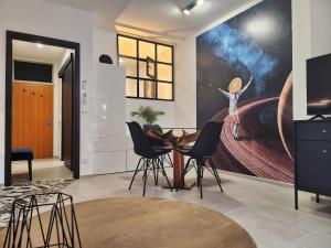 B130 "Cosmic Harbor" Apartment في بودابست: غرفة طعام مع لوحة على الحائط