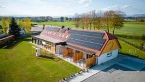 - une vue sur une maison dotée de panneaux solaires dans l'établissement Resort Village Majer, à Gradac