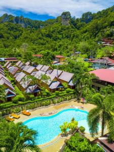 einen Luftblick auf ein Resort mit einem Pool in der Unterkunft Diamond Cave Resort in Railay Beach