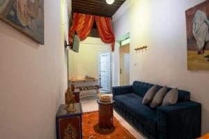 sala de estar con sofá azul y mesa en RIAD AMR, en Tánger