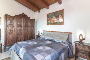 Residenza del golfo في Telti: غرفة نوم بسرير ودهان على الحائط