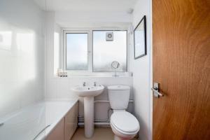 Um banheiro em GuestReady - Tranquil Retreat near the Royal Docks