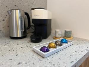 un vassoio di uova al cioccolato su un bancone accanto a una macchinetta del caffè di Le Zen - Sauna - Balnéo - Sparoom Sarreguemines a Sarreguemines