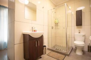 une salle de bain avec toilettes, lavabo et douche dans l'établissement Meadowbrook Guesthouse, à Pretoria 28 autres photos