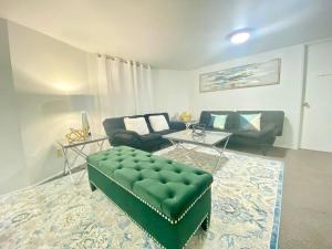 - un salon avec un fauteuil vert et un canapé dans l'établissement ST1B Convenient Villa Seattle downtown closeby, à Seattle