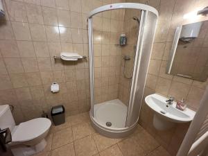 Koupelna v ubytování M&M apartment, free parking + 8 fotografií