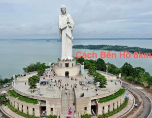 Eine große Statue eines Mannes, der auf einem Gebäude steht. in der Unterkunft Bến Hồ Homestay in Xã Gia Tân