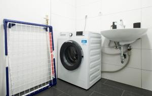 La salle de bains est pourvue d'un lave-linge et d'un lavabo. dans l'établissement Moderne Wohnung im Zentrum, à Gronau