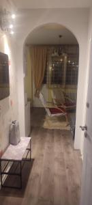 un pasillo con una habitación con sofá y mesa en DARA Apatman, en Šabac