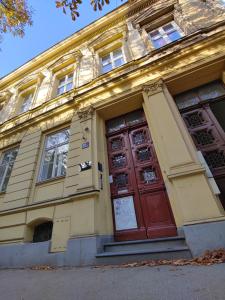 een gebouw met twee rode deuren erop bij Zagreb City Center Apartments LUX in Zagreb