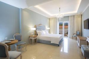 奈德里的住宿－VK Luxury Suites - Private Parking - Adults Only，一间卧室设有一张床和一间客厅。