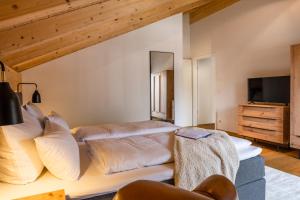 sypialnia z dwoma łóżkami i telewizorem w obiekcie Aurum Lodge w Garmisch Partenkirchen