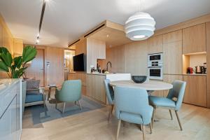 Η κουζίνα ή μικρή κουζίνα στο Terrace, Grill & Infinity Pool at Savoy Insular