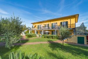 - une vue sur l'extérieur d'une maison avec une cour dans l'établissement Residence gli Olmi - Goelba, à Marina di Campo