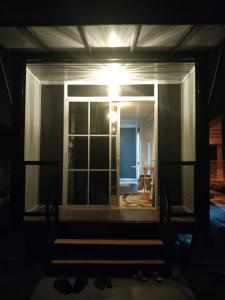 una habitación con una ventana con la luz encendida en Al-Fatih and Puteri Tiny Home- MuslimOnly, en Kapar