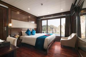 下龍灣的住宿－Aquamarine Premium Cruise，一间设有大床和窗户的酒店客房