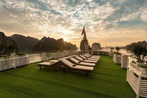 een groep ligstoelen op het dek van een cruiseschip bij Aquamarine Premium Cruise in Ha Long