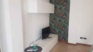 - un salon avec une télévision murale dans l'établissement La casa di Giada, à Bergame