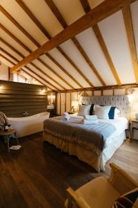 um quarto com uma cama grande e uma banheira em Retreat East em Ipswich