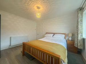 een slaapkamer met een bed en een licht aan het plafond bij A modern one bed 1st floor apartment, Lichfield in Lichfield