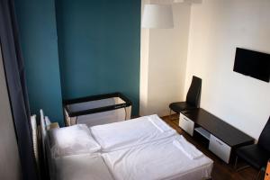 Camera piccola con letto e sedia di Metropol Hostel Berlin a Berlino