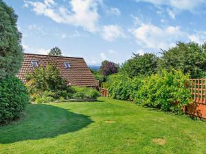a garden with a fence and a house at 3 Bed in Bruton HTORV in Castle Cary