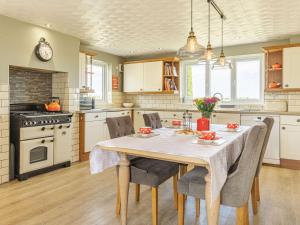 Η κουζίνα ή μικρή κουζίνα στο 4 Bed in Broad Haven 88331