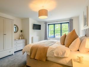a bedroom with a large bed and a window at 2 Bed in Usk 87950 in Trostrey