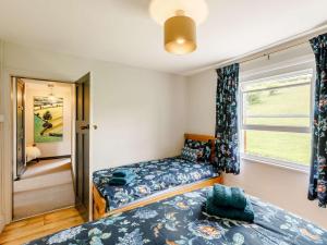 una camera con due letti e una finestra di 4 Bed in Welshpool 89012 a Llanfair Caereinion