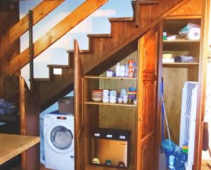 瓦爾圖爾嫩凱的住宿－La Casa di Costanza，洗衣房设有楼梯和洗衣机