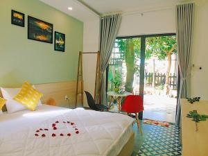 Postel nebo postele na pokoji v ubytování Xanh Lá Homestay Hội An