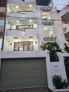 una casa con un garaje delante en M-stay Colombo, en Sri Jayewardenepura Kotte