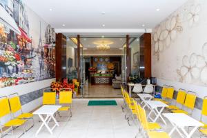 un restaurante con mesas y sillas amarillas en una habitación en SEA RUBY HOTEL en Vung Tau