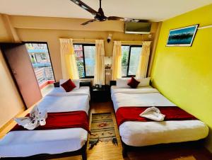 Postel nebo postele na pokoji v ubytování Hotel Donosti Pokhara