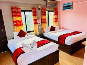 Postel nebo postele na pokoji v ubytování Hotel Donosti Pokhara