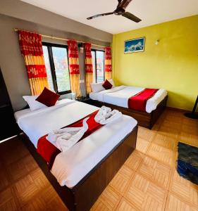 Postel nebo postele na pokoji v ubytování Hotel Donosti Pokhara