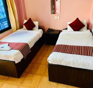 Postel nebo postele na pokoji v ubytování Hotel Donosti Pokhara